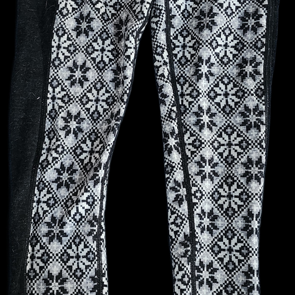 Kari Traa Black and White Knit Logo Label Detail